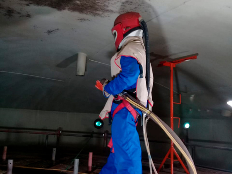 Aplicación de pintura interior y exterior en tanques de almacenamiento y recipientes de presión 